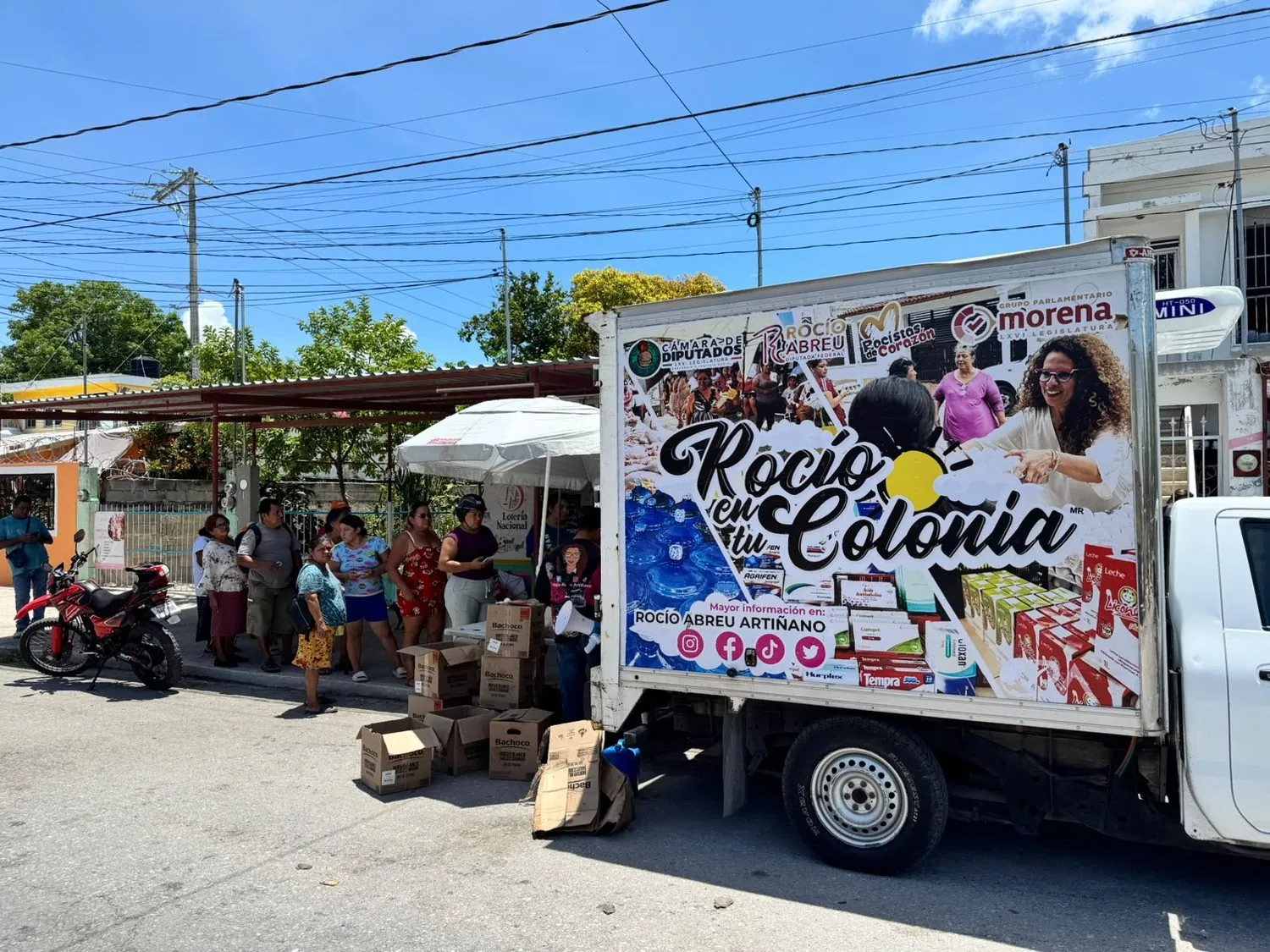 Camión de «Rocío en tu Colonia» con productos básicos, atendiendo a vecinas y vecinos en una colonia.