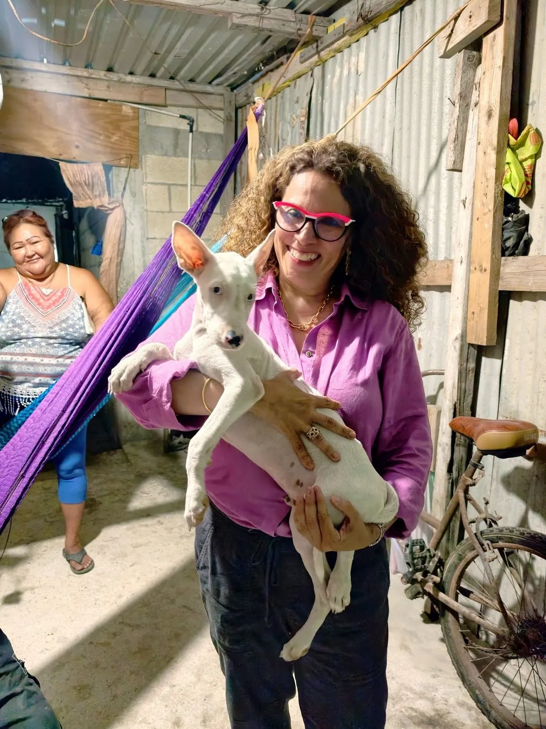 Rocío Abreu Artiñano convive con una familia durante una visita en territorio.