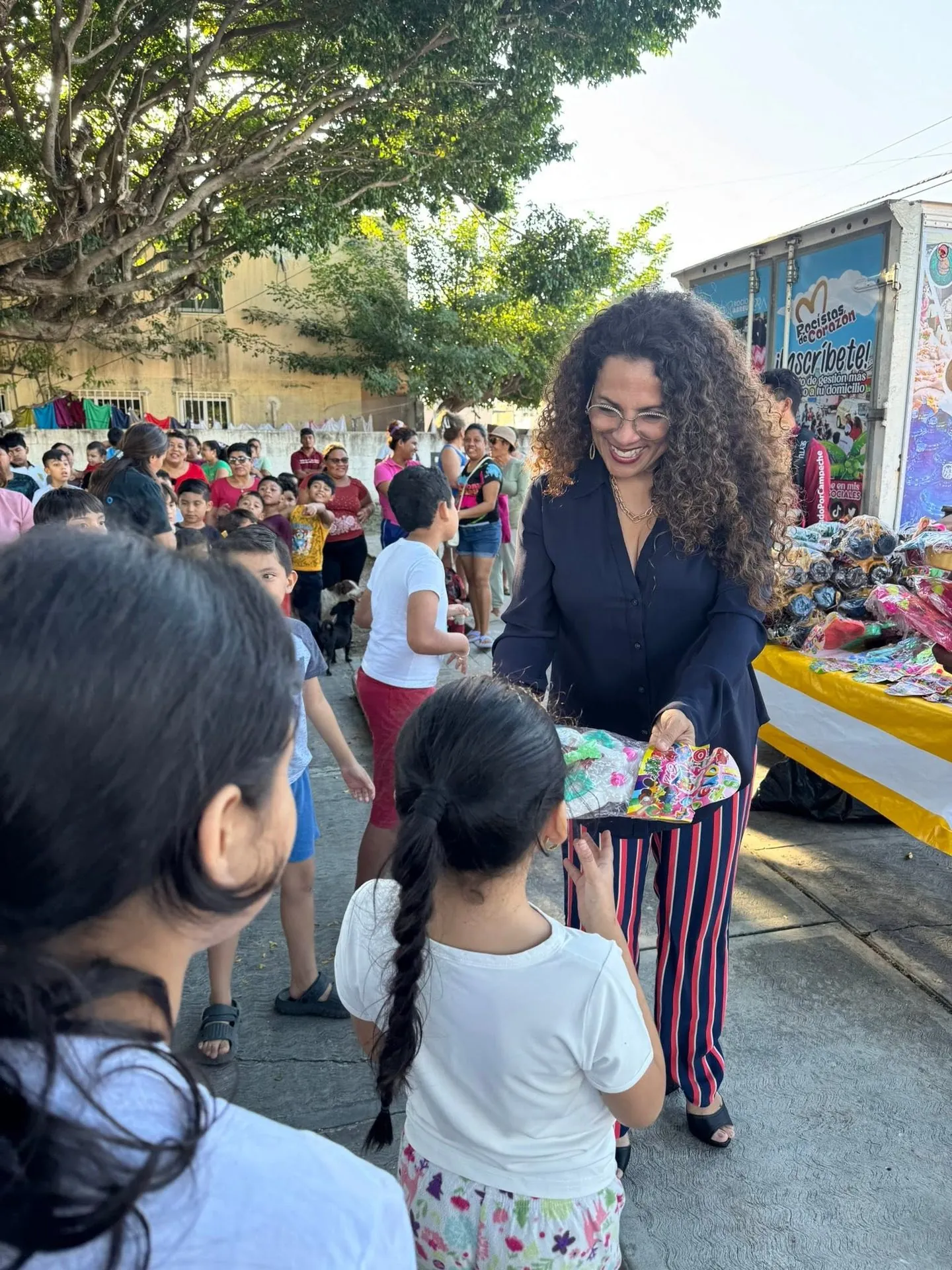 Rocío Adriana Abreu Artiñano convive y entrega apoyos a la niñez en una colonia de Campeche.