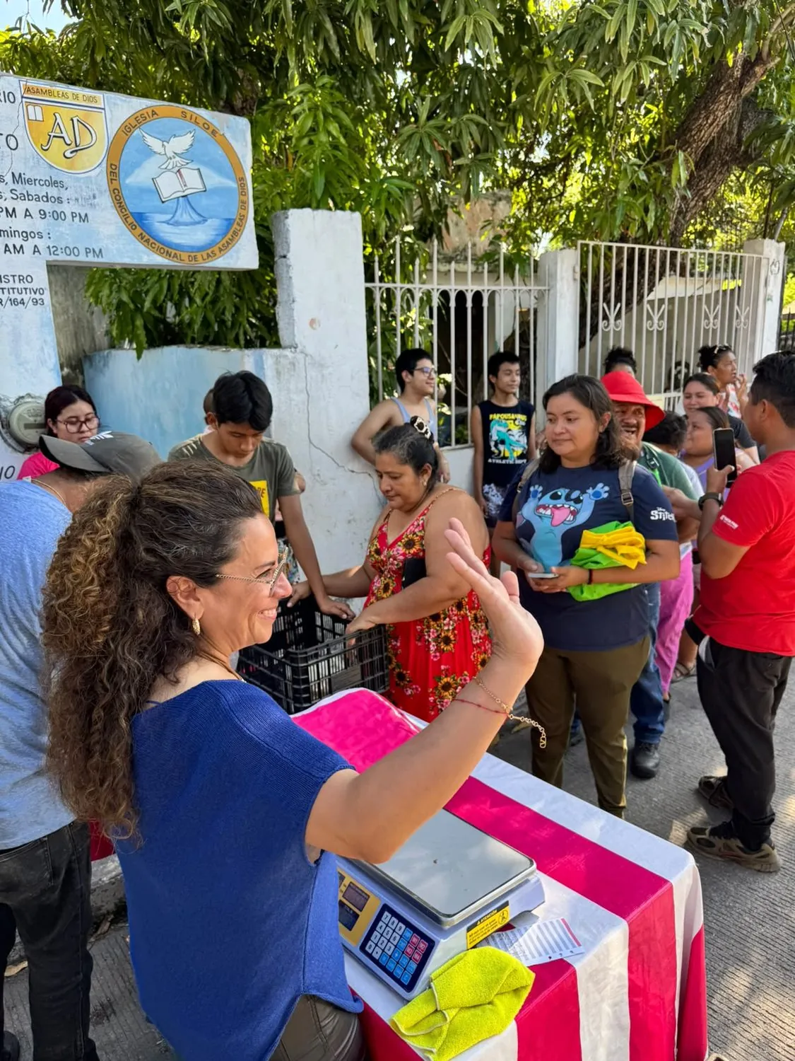 Rocío Abreu Artiñano atiende a la comunidad en un punto de «Rocío en tu Colonia».