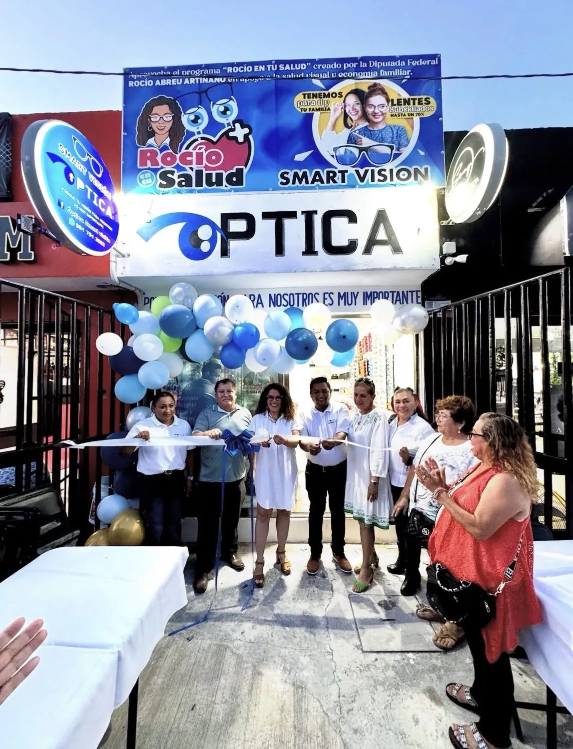 Inauguración del programa «Rocío en tu Salud» en una óptica participante.