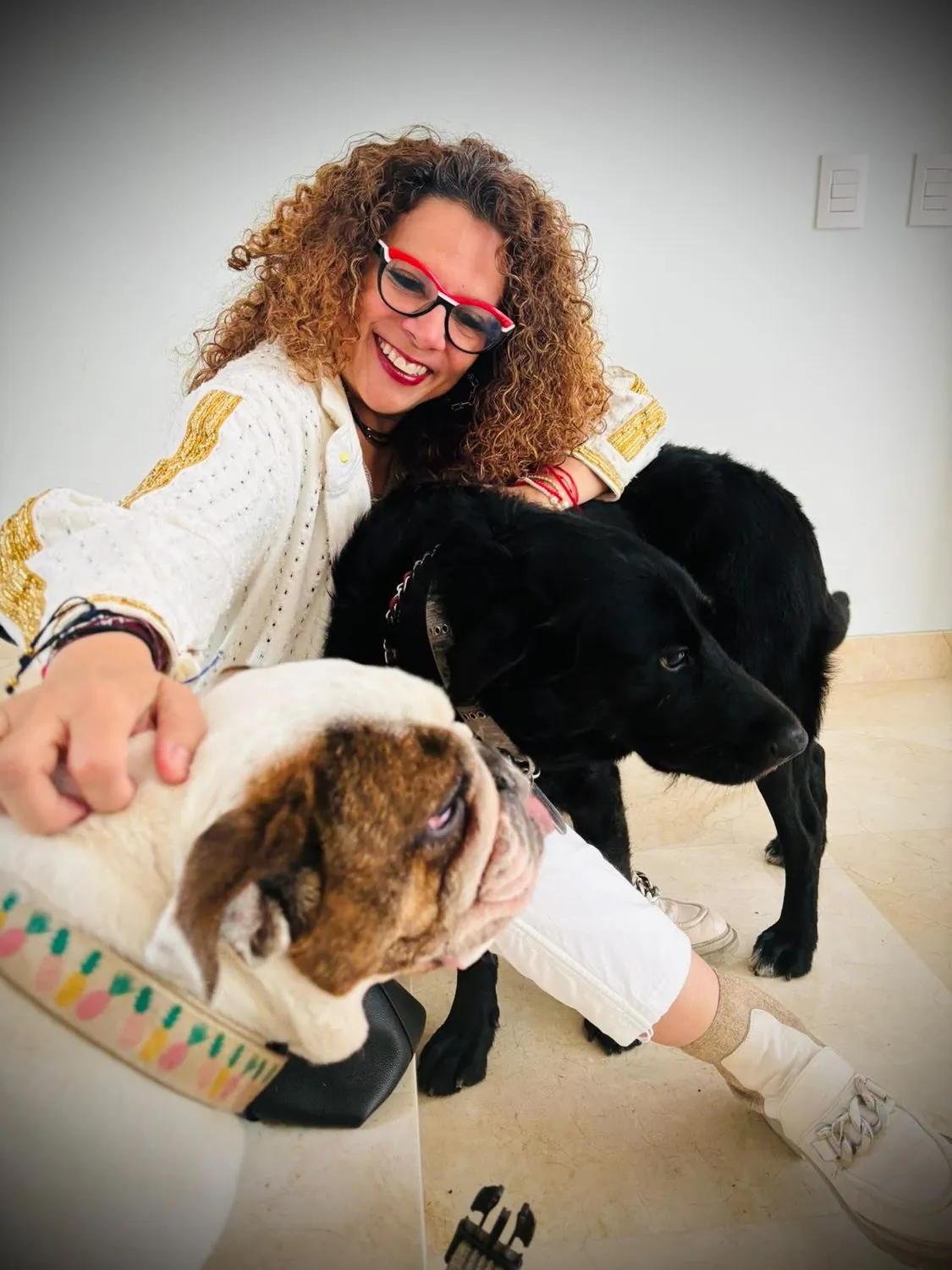 Rocío Adriana Abreu Artiñano con sus mascotas en casa.