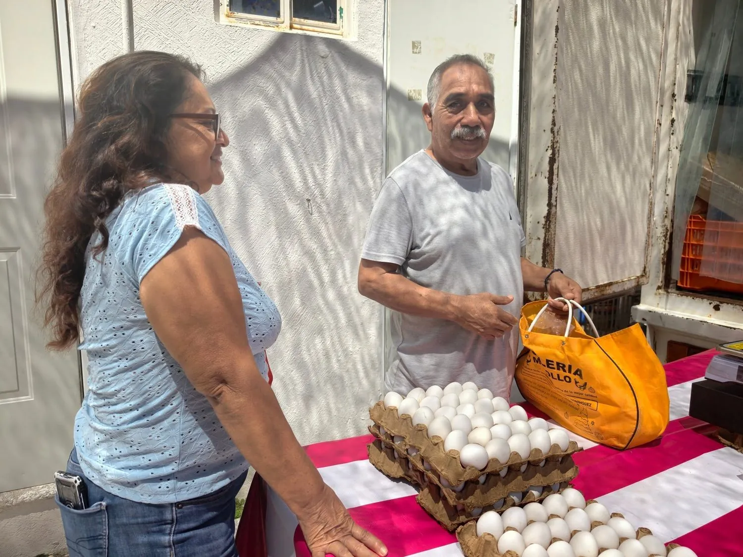 Venta de huevo a bajo costo en un punto de gestión comunitario.