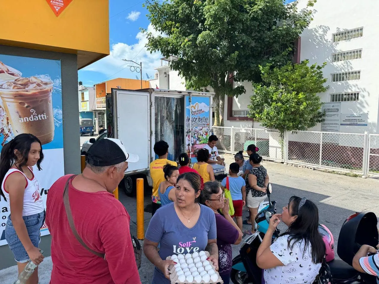 Vecinas y vecinos en un punto de «Rocístas de Corazón» en la colonia.