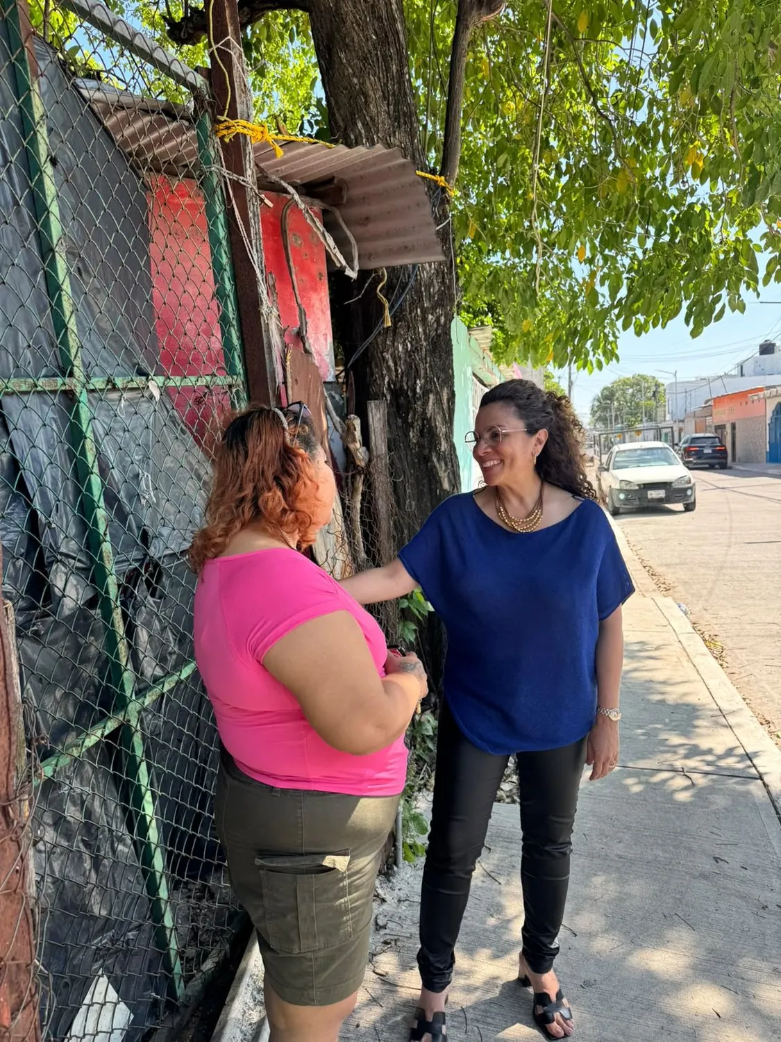 Rocío Abreu Artiñano conversa con una vecina en una colonia de Campeche.